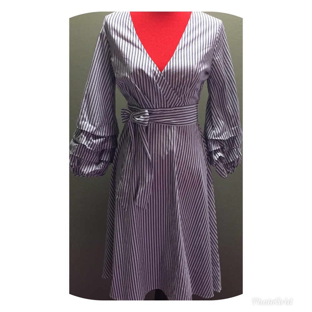 FOREVER 21 CONTEMPORARY WHITE &BLUE STRIPED DRESS.